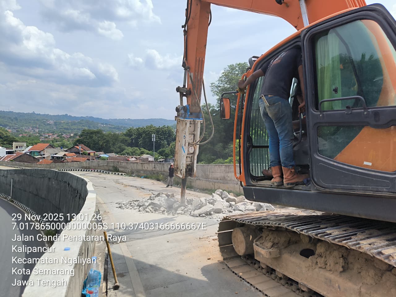 PT Praba Mas Hill Percepat Penanganan Jalan Rusak di Kalipancur Lewat Program TJSL